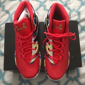 UA CURRY 3 CNY ROCKET RED/ALUMINUM-BLACK size 7Y